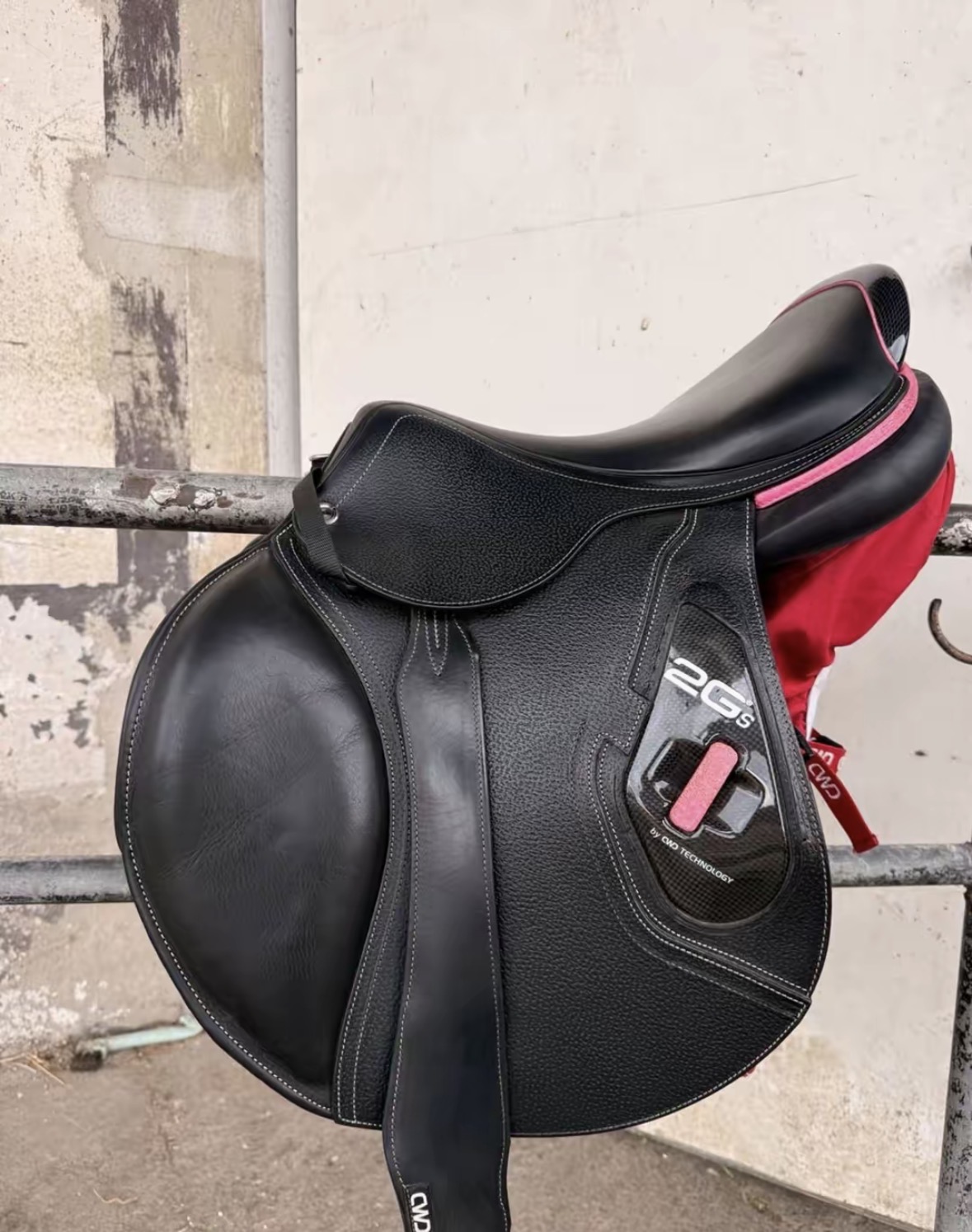 SELLE CWD 17” AVEC DÉTAILS ROSES 